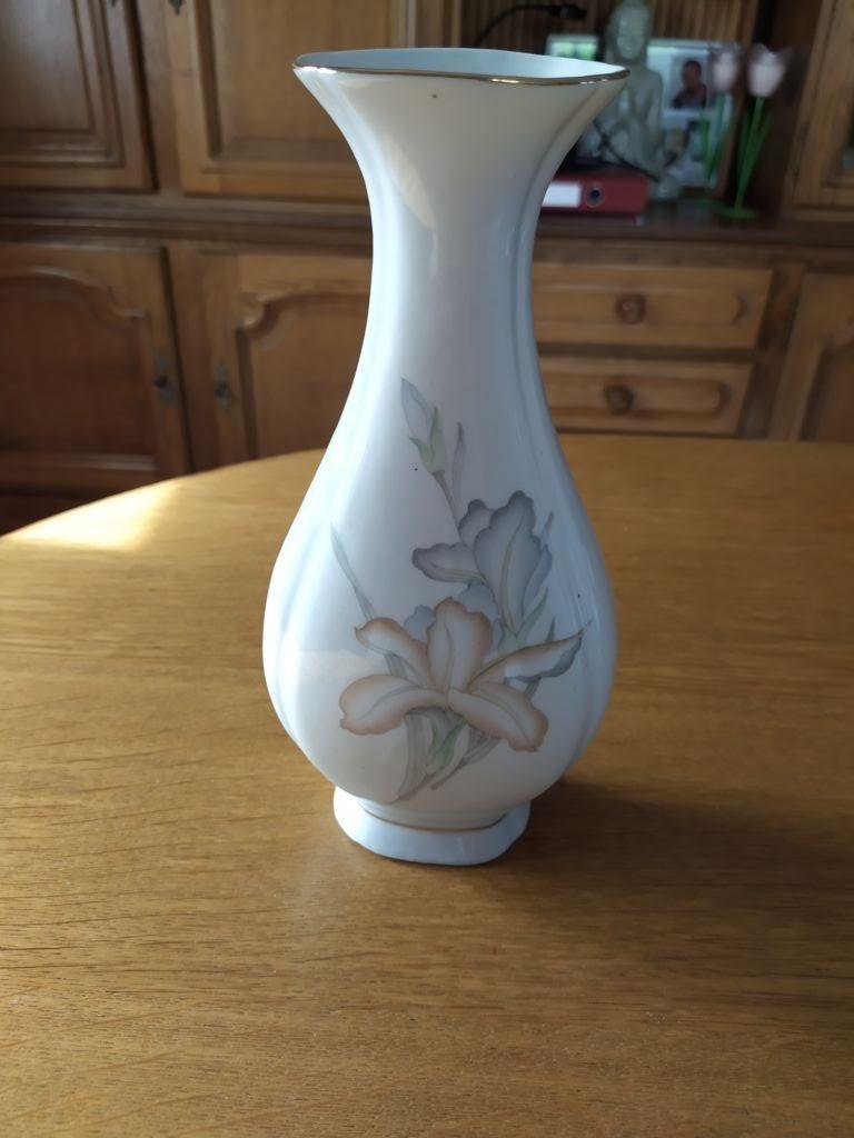 Witte vaas met bloemenpatroon - H 23,5 cm - L 11 cm, Ophalen