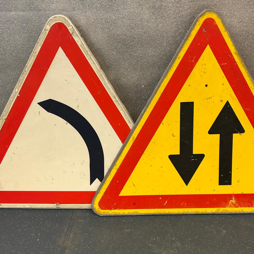 2 oude verkeersborden, Ophalen