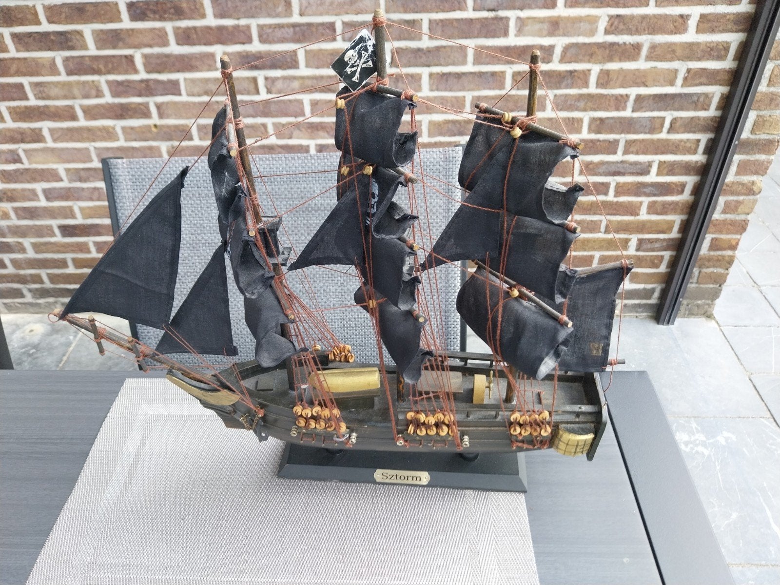 Houten piratenboot, Enlèvement