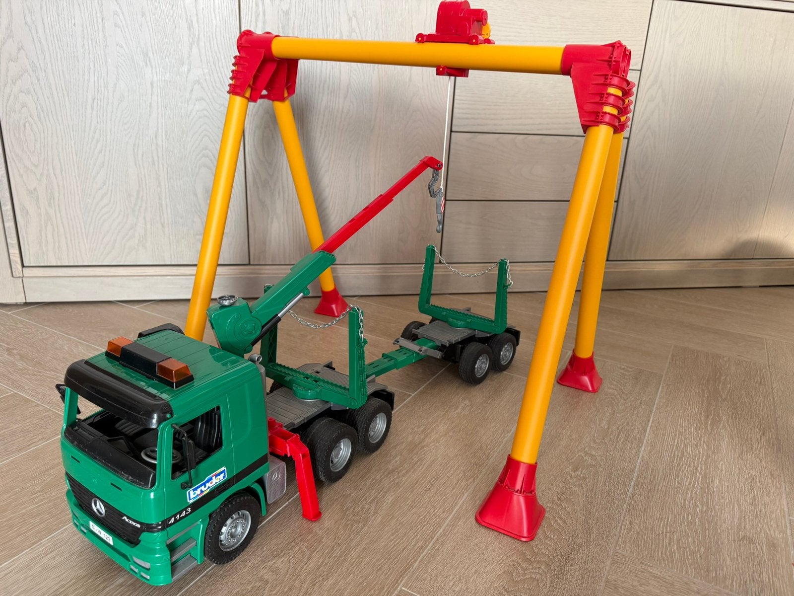 Transporteur de bois Bruder Mercedes avec grue supérieure, Enlèvement, Utilisé