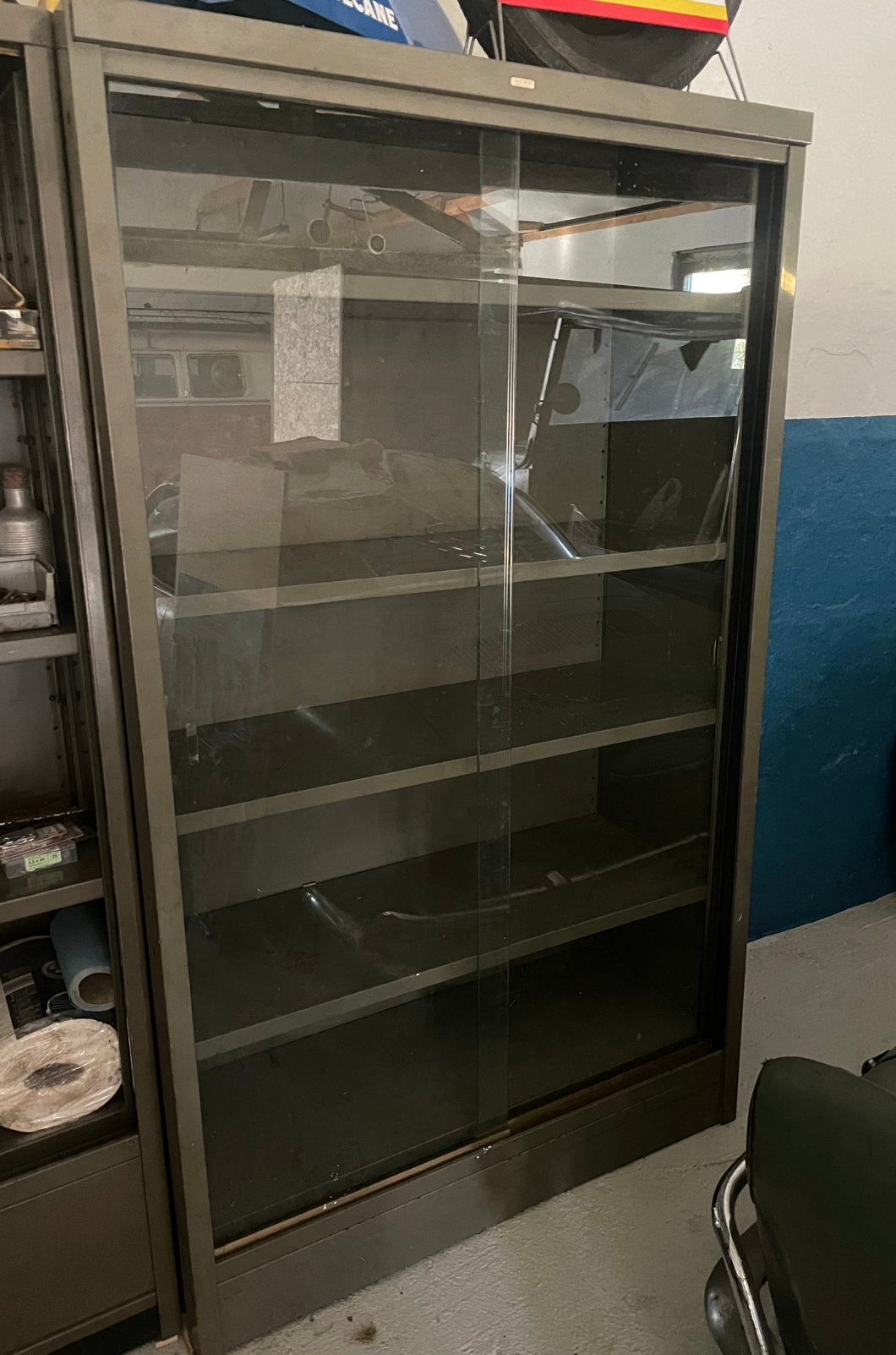 Industriële vitrinekast van Acior, Ophalen, Met plank(en), 100 tot 150 cm, Zo goed als nieuw