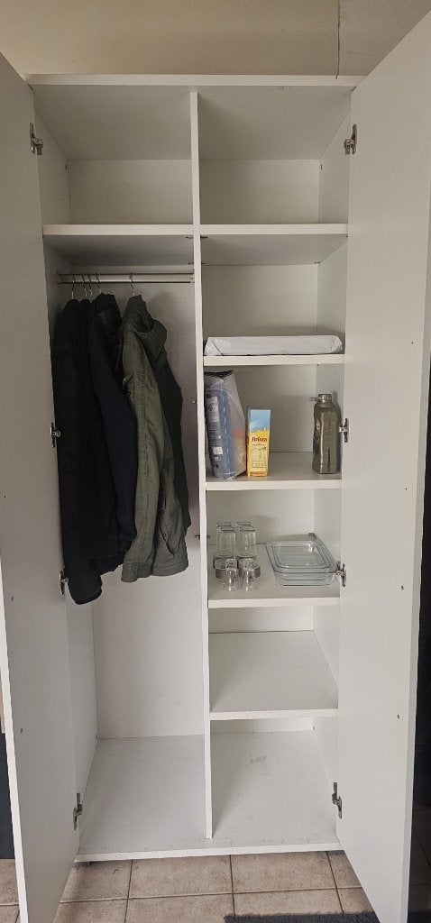 Dubbele kledingkast met schabben en hangstaaf, Ophalen, Met deur(en), 100 tot 150 cm, 200 cm of meer
