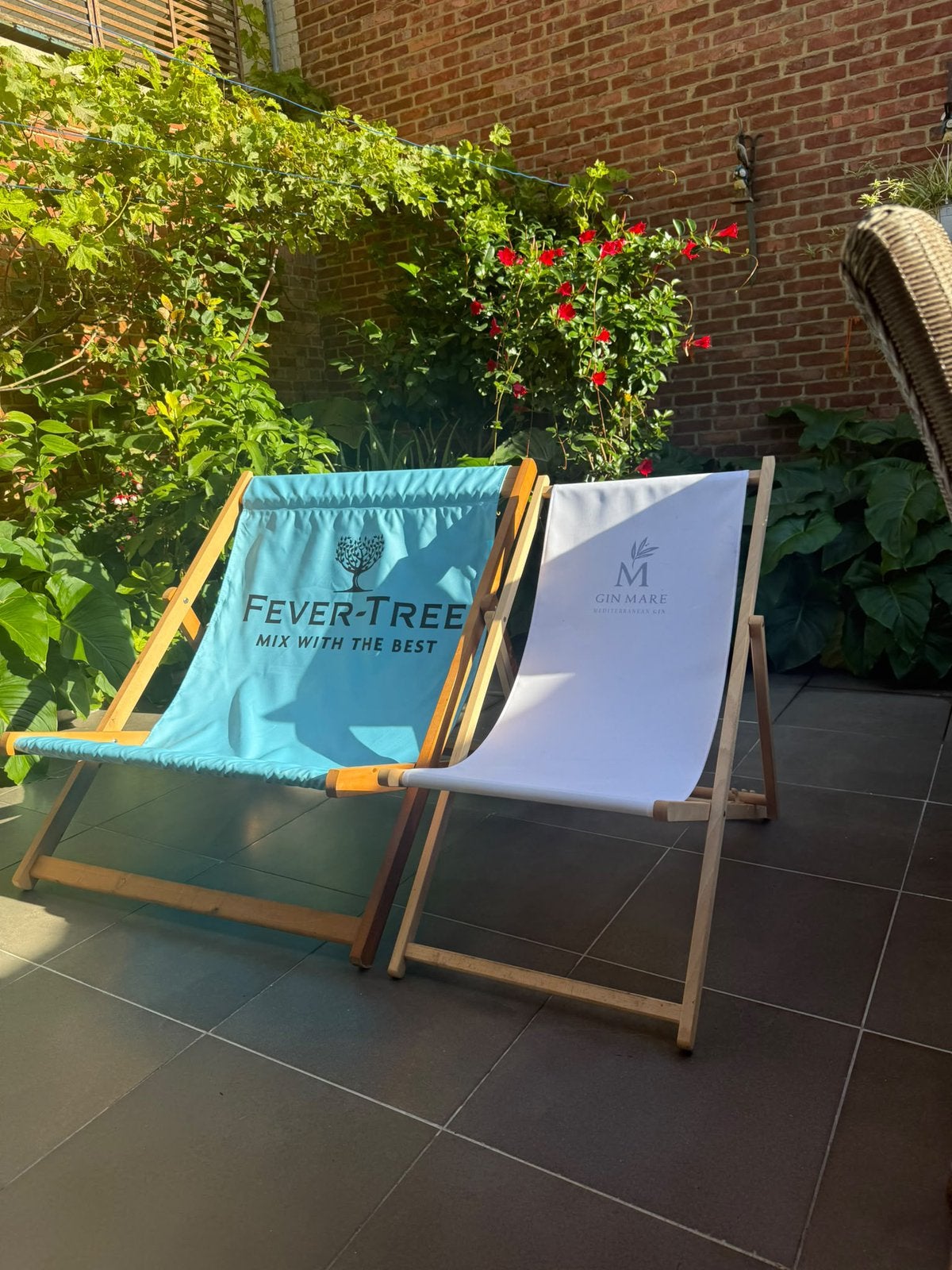5 houten ligstoelen – 3x Gin Mare wit + 2x Fever-Tree blauw, Tuin en Terras, Ophalen, Zo goed als nieuw, Hout, Inklapbaar