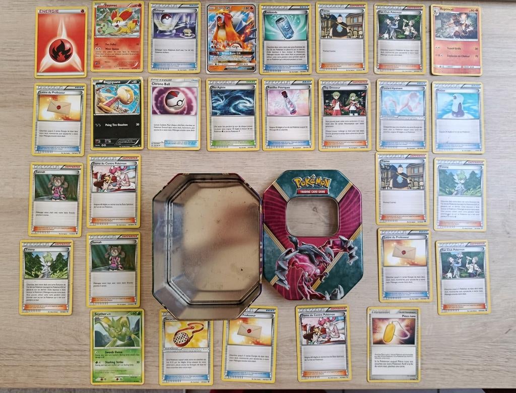 Lot 29 cartes Pokémon + boîte métal officielle Kalos – dont, Enlèvement ou Envoi
