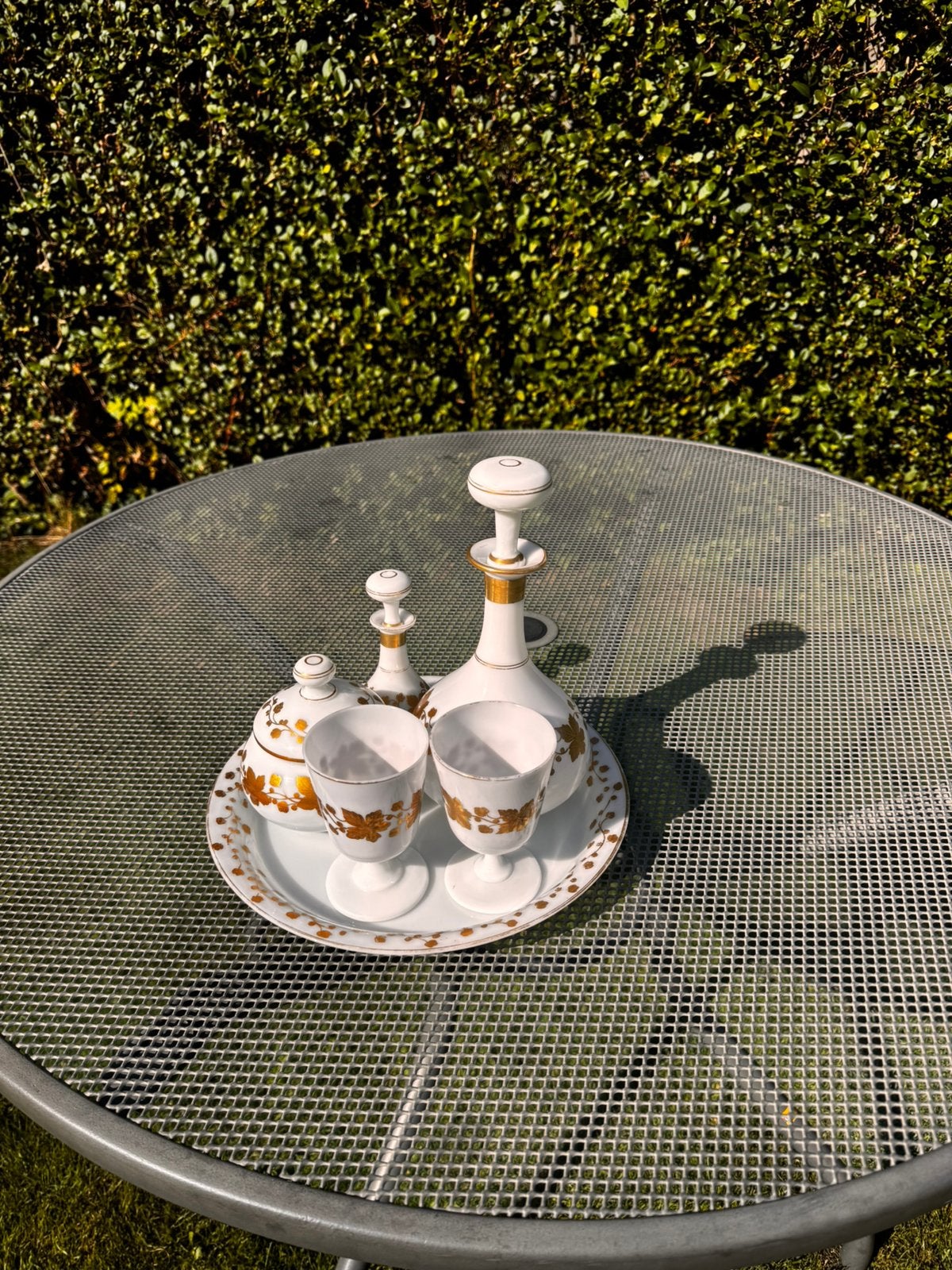 Service à eau ancien en opaline blanche – décor doré, Antiquités & Art, Enlèvement