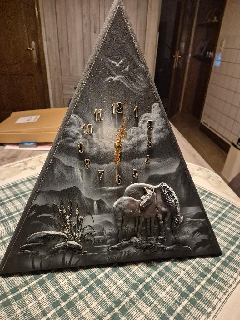 wandklok met paarden, Huis en Inrichting, Woonaccessoires | Klokken, Ophalen of Verzenden, Zo goed als nieuw, Analoog, Wandklok