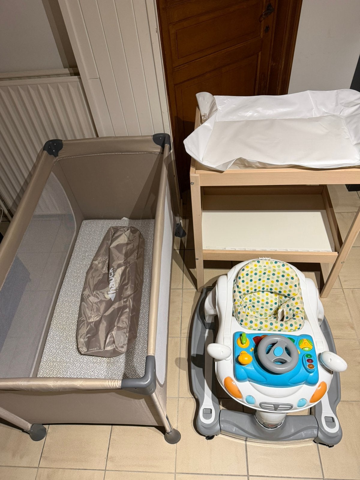 Lit trotteur et table a langer bébé, Ophalen, Zo goed als nieuw, Matras