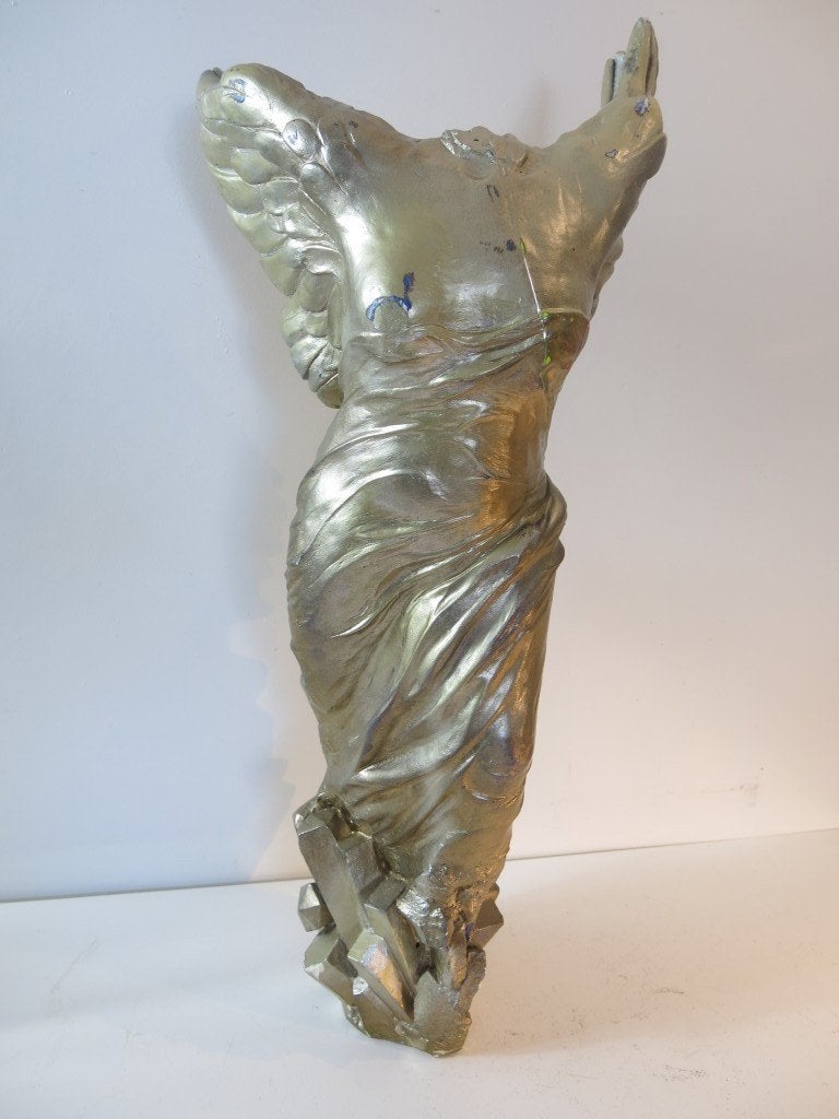 Grande statue de Nikè de Samothrace 67 cm - Signée 'Anton', Antiquités & Art, Statue, Enlèvement ou Envoi, Gips, Doré