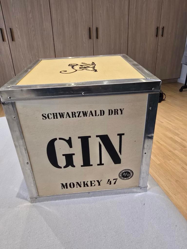 Monkey 47 gin doos, Enlèvement