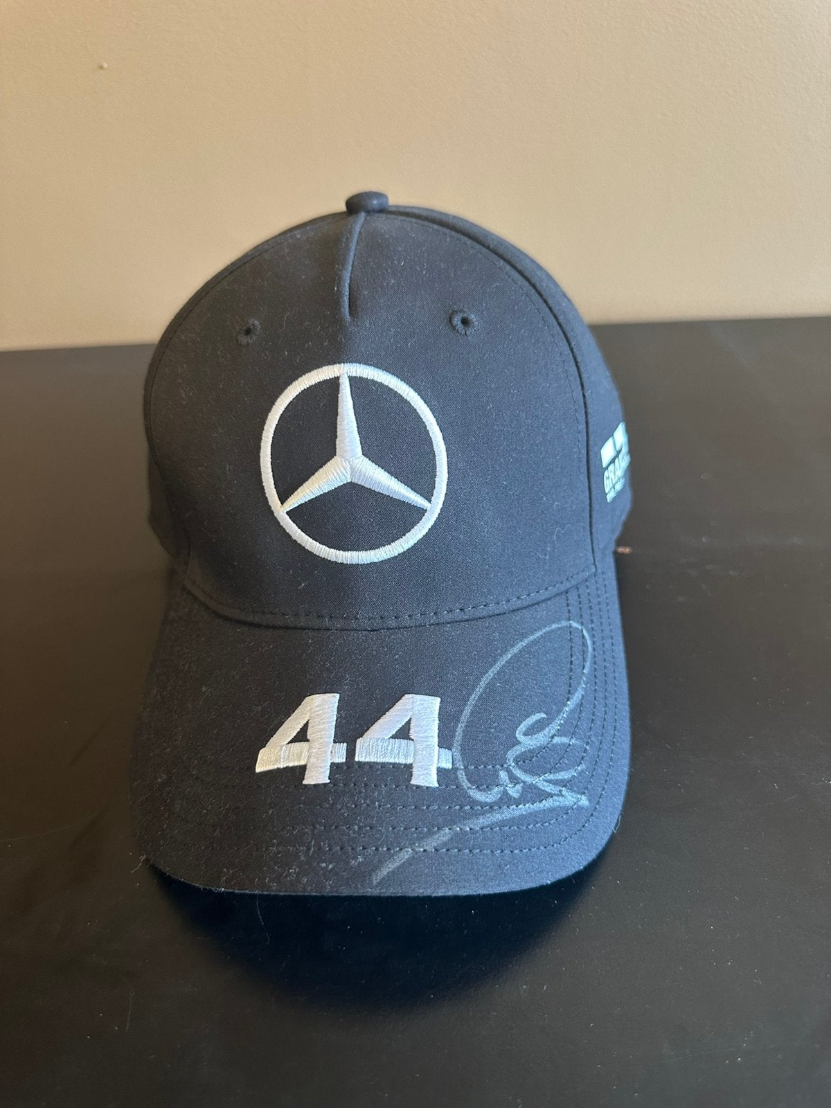 Officiële Mercedes-AMG-pet gesigneerd door Lewis Hamilton, Ophalen, Zo goed als nieuw