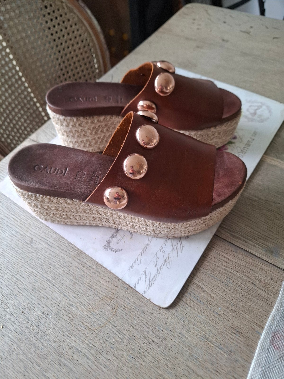 Chaussures gaudi, Ophalen