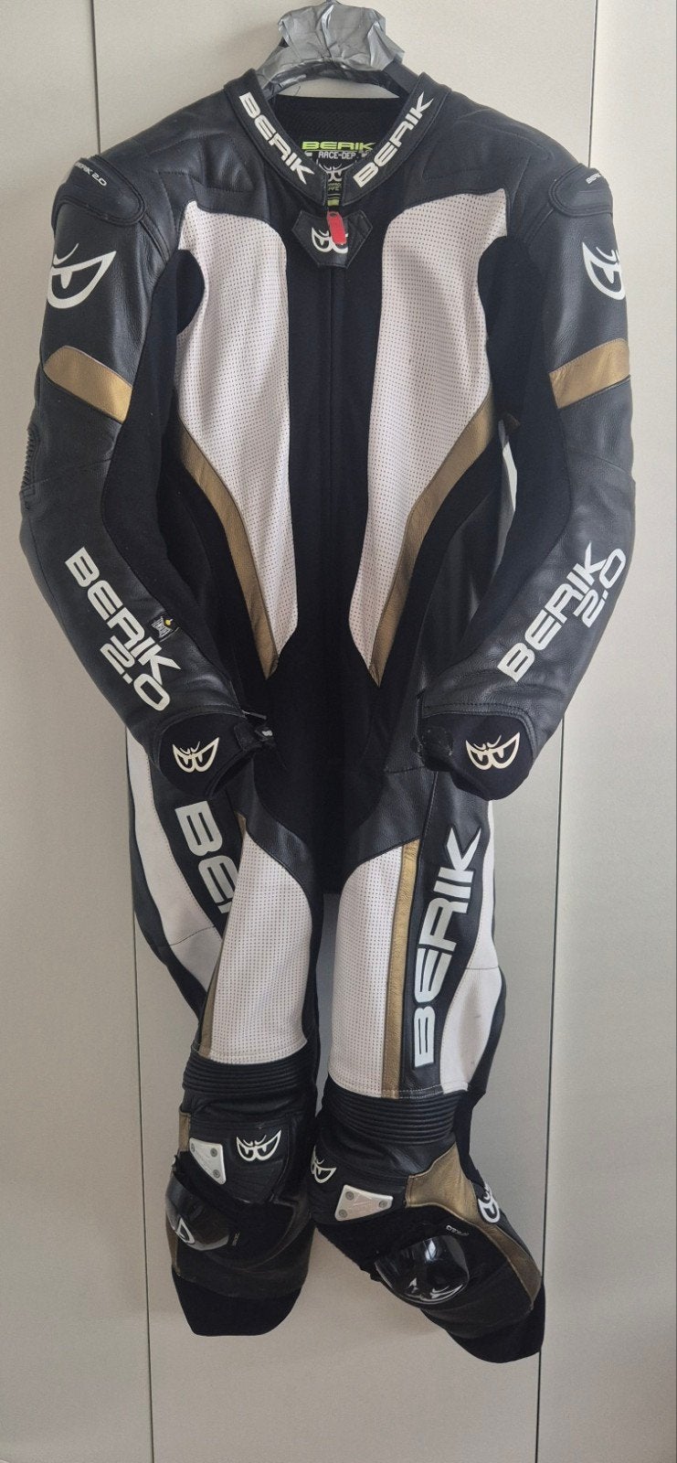 Berik Losail 3.0 eendelig lederen motorpak, Motoren, Kleding | Motorkleding, Ophalen