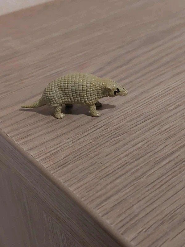 speelgoedfiguurtje / gordeldier, Ophalen of Verzenden, Zo goed als nieuw