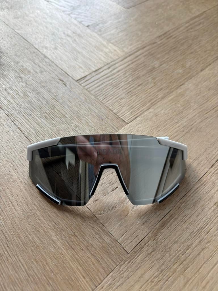 Lunettes de soleil Prada, Envoi, Comme neuf, Lunettes de soleil