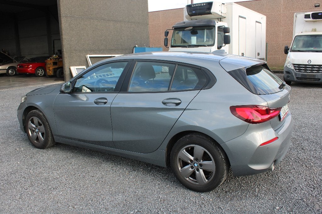 BMW 118iA *136PK* FULL LED GPS CRUISE APPLE CARPLAY PDC, Auto's, Bedrijf, Berline, Zilver of Grijs, BTW verrekenbaar