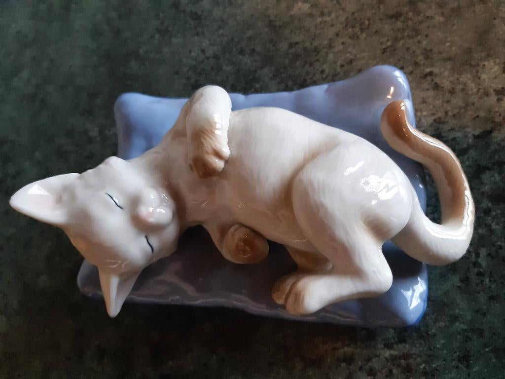 Beeld poes/kat op kussen, Enlèvement ou Envoi, Neuf, Animal