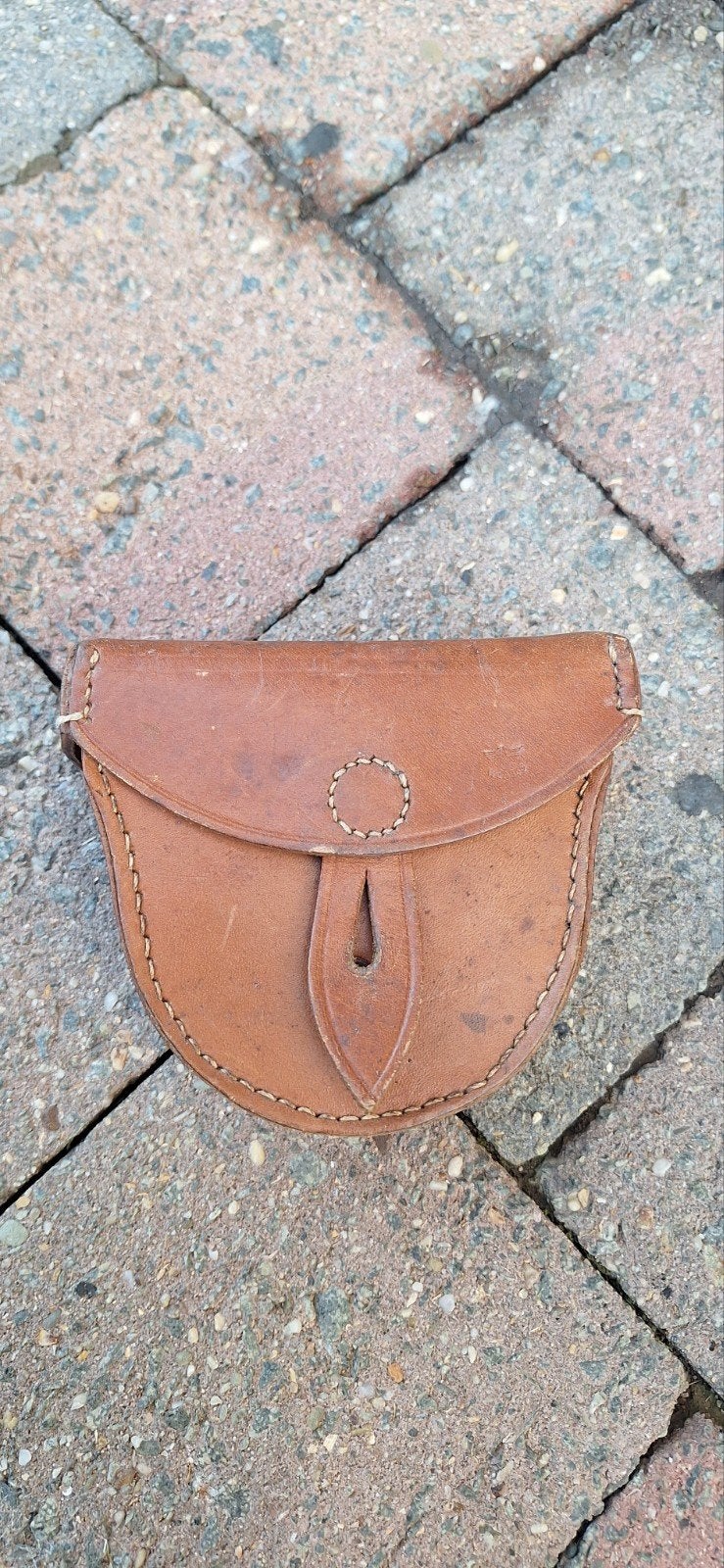 Pouch cuir allemand, Enlèvement