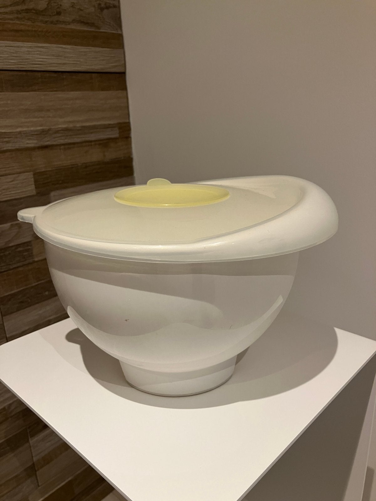 Mengkom uit plastic met deksel en giet teut, Maison & Meubles, Cuisine| Tupperware, Comme neuf, Avec couvercle, Enlèvement ou Envoi