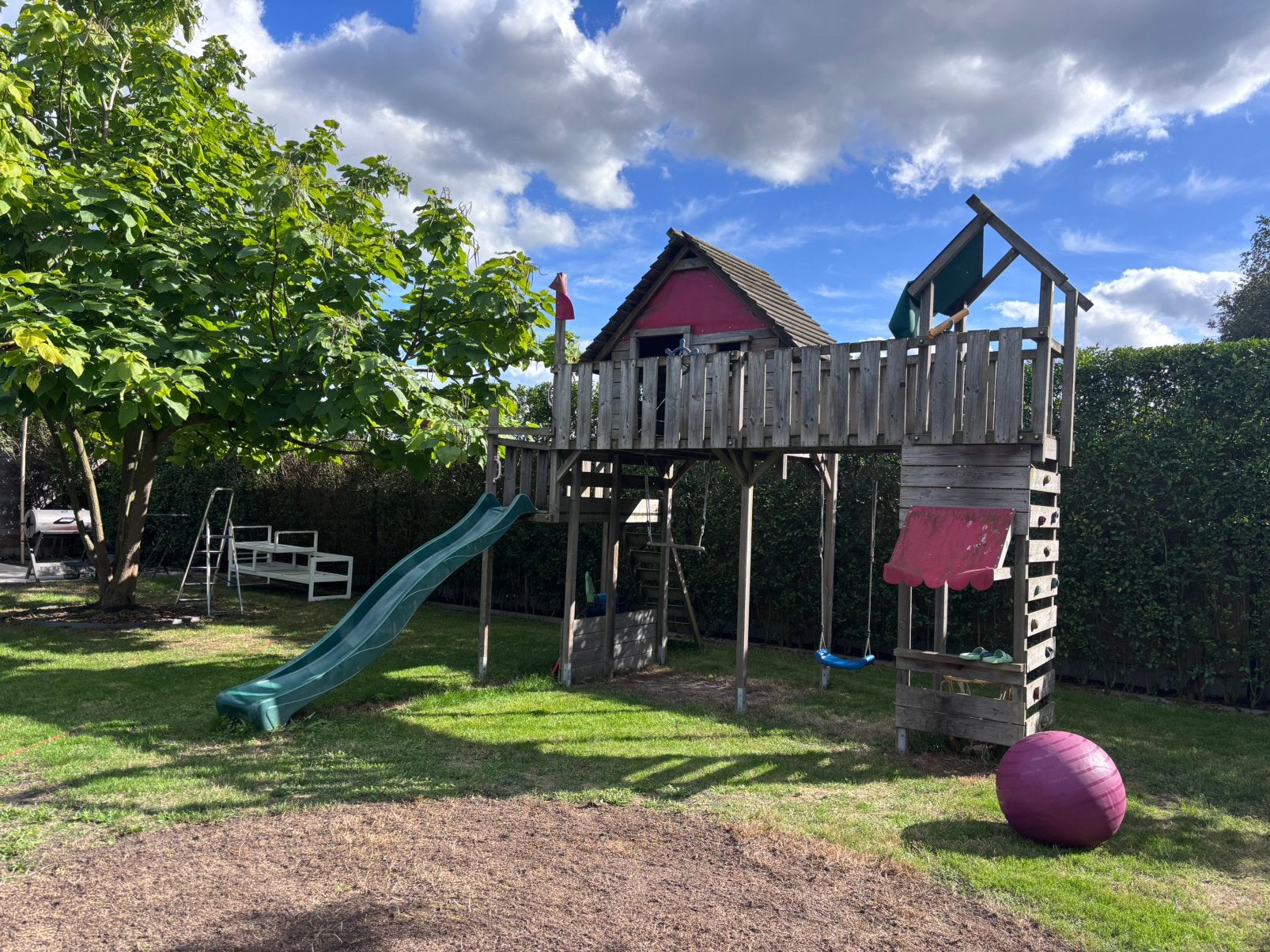 Speeltuin met glijbaan, klimmuur en huisje, Enfants & Bébés, Jouets | Extérieur | Aires de jeux, Enlèvement, Utilisé, Toboggan