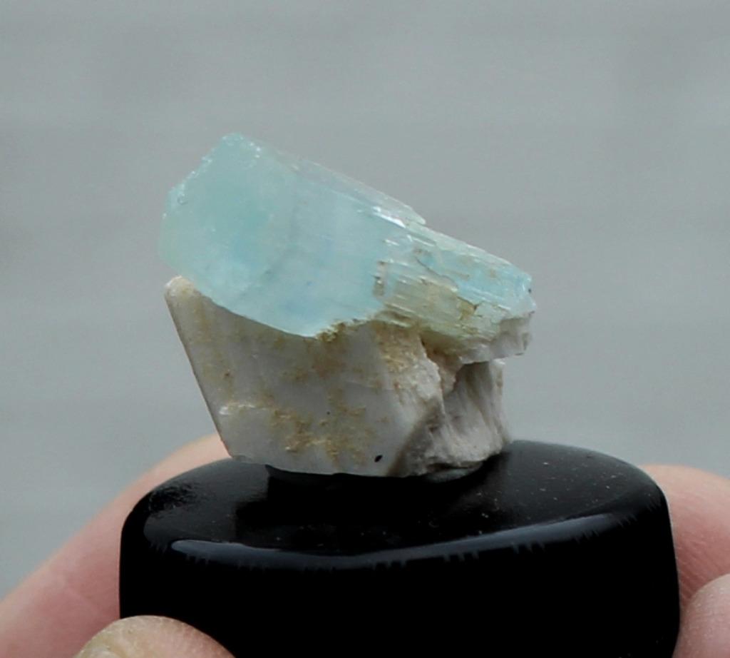 AQUAMARIJN op ORTHOKLAAS uit Erongo in NAMIBIE, Ophalen of Verzenden, Mineraal