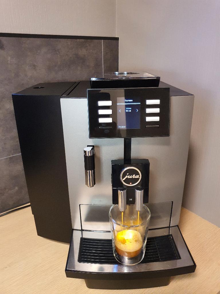 Jura X6 Dark inox renouvelé, Réservoir d'eau amovible, Café en grains, Reconditionné, 10 tasses ou plus