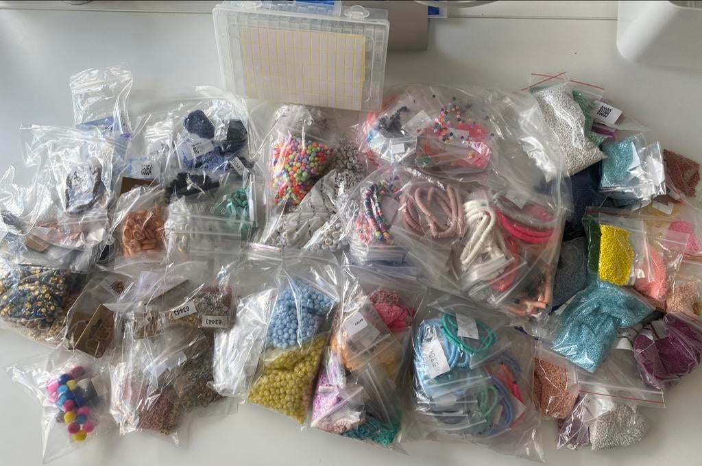 Set kralen, slotjes, bedeltjes,…, Hobby en Vrije tijd, Kralen en Sieraden maken, Ophalen of Verzenden, Nieuw