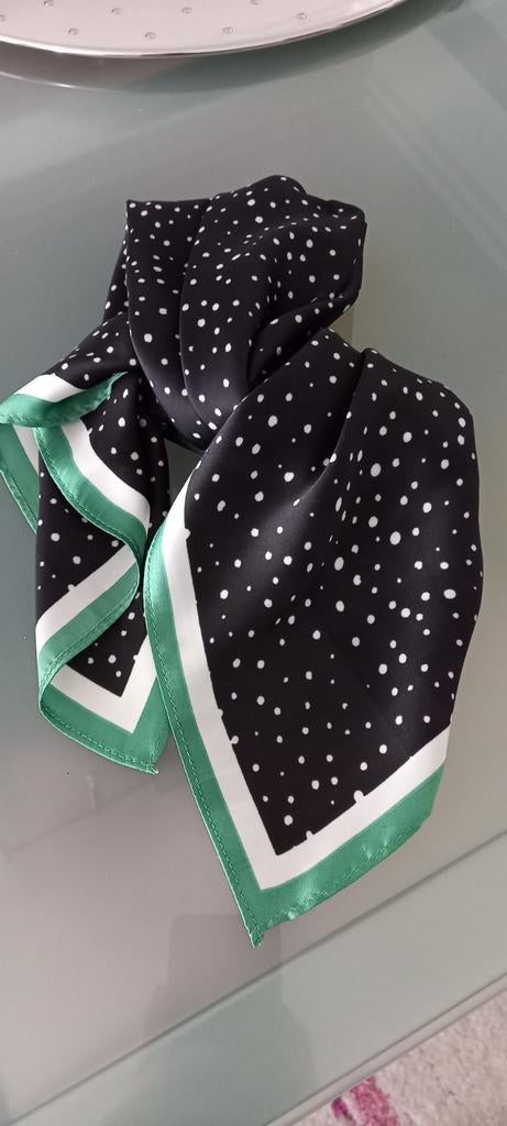 Foulard carré., Enlèvement ou Envoi, Neuf