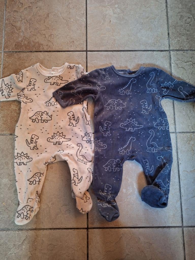 2 pyjama's fluweel dino motief - 3 maand maat 60, Enfants & Bébés, Enlèvement ou Envoi, Comme neuf
