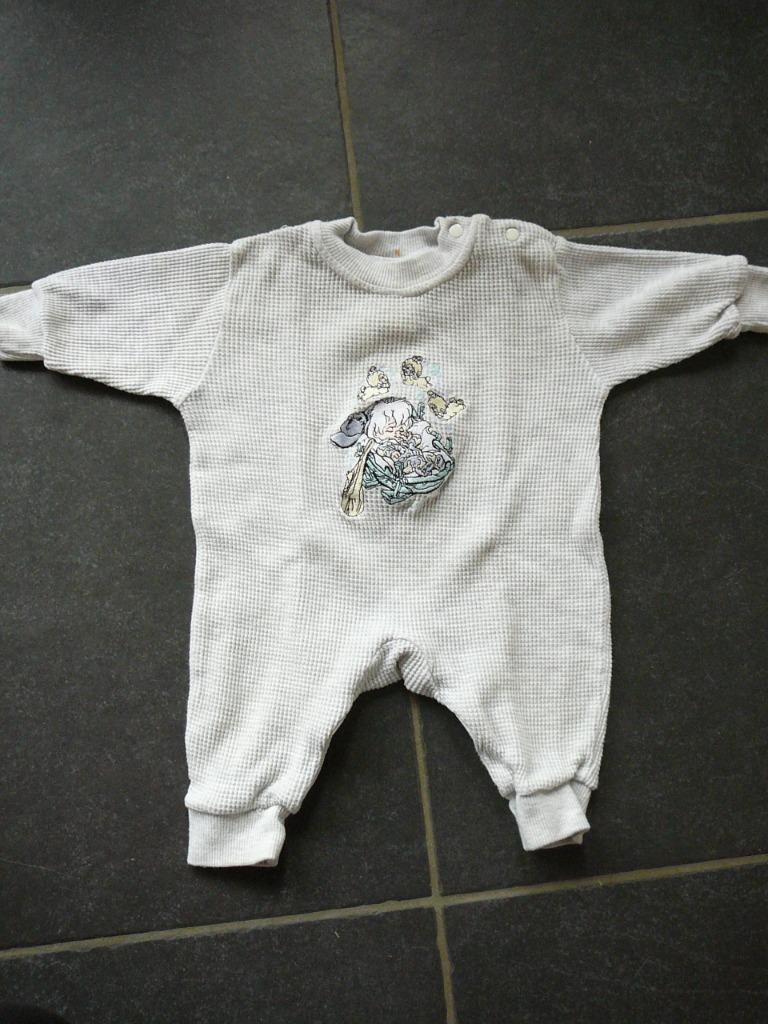 grijs pakje met een baby in een wiegje en met schaapjes, Ophalen of Verzenden, Gebruikt, Jongetje of Meisje, Pakje