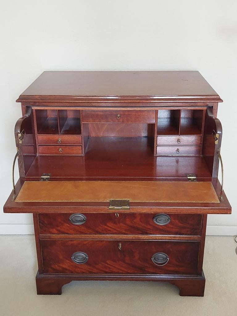 Secrétaire en acajou, Enlèvement