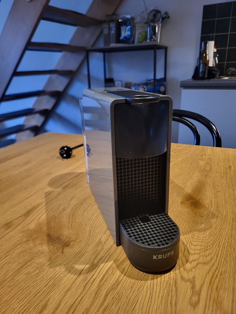 Nespresso Essenza mini, Machine à espresso, Réservoir d'eau amovible, Enlèvement ou Envoi, Dosettes et capsules de café