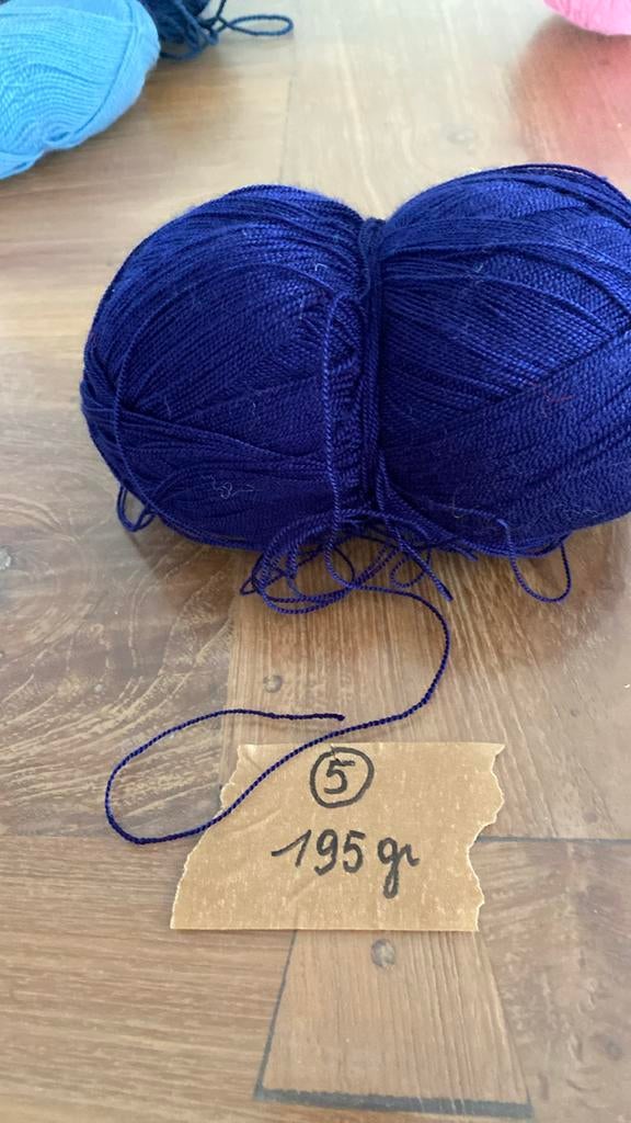 Heel fijne draad donkerblauw geen katoen denk ik. 195 gr 1 b, Hobby en Vrije tijd, Breien en Haken, Ophalen, Zo goed als nieuw