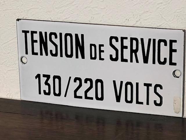 Ancienne plaque émaillée Tension de service 130/220 Volts, Antiquités & Art, Enlèvement
