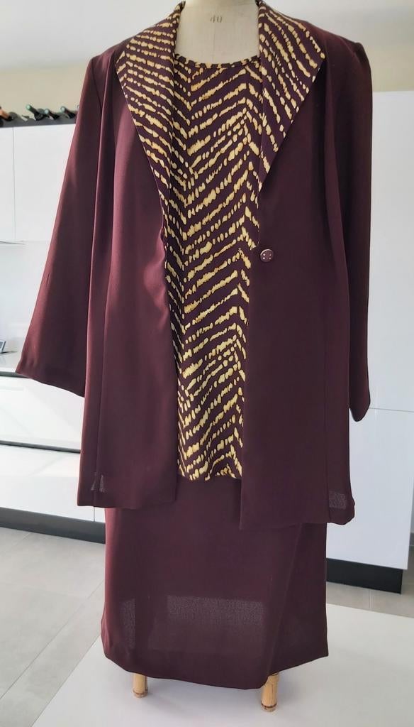 Tailleur jupe-blouse-veste bordeaux taille 42, Enlèvement ou Envoi, Comme neuf