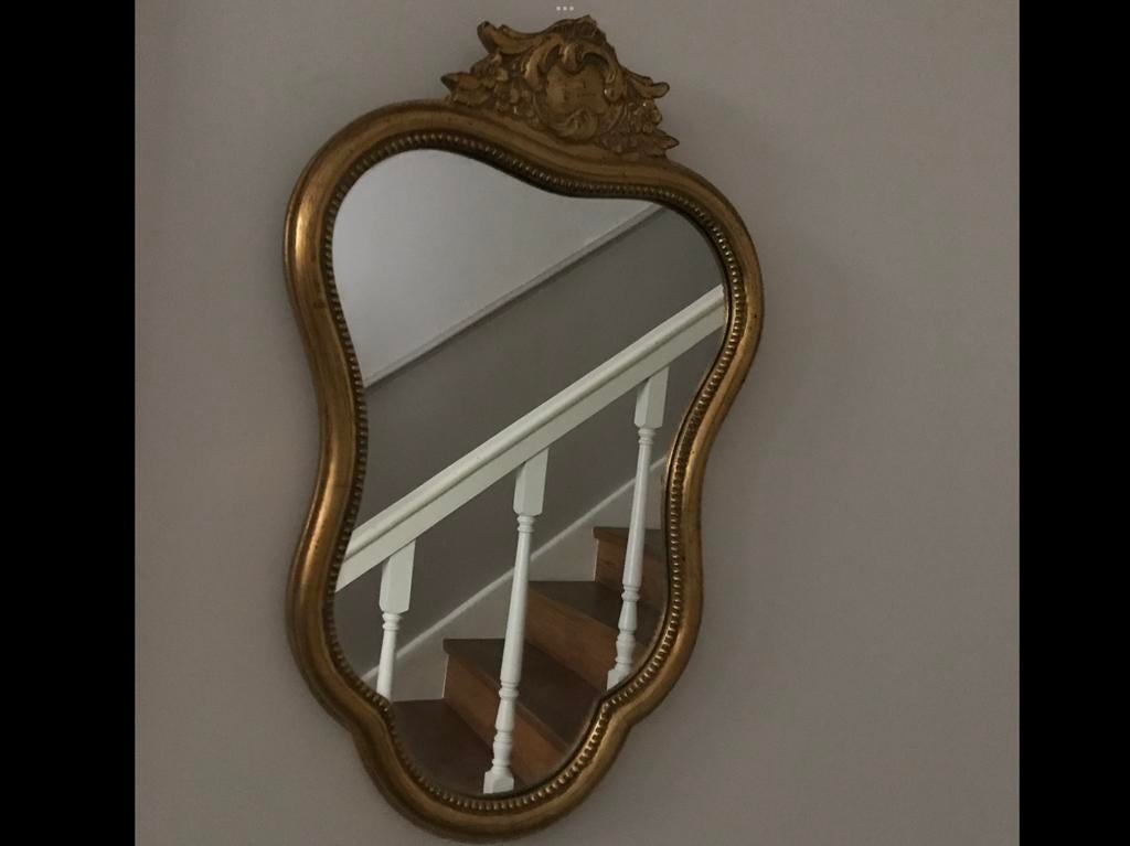 Mooie spiegel houten kader 53 cm x 34 cm goud kleurig, Huis en Inrichting, Woonaccessoires | Spiegels, Ophalen, Minder dan 50 cm