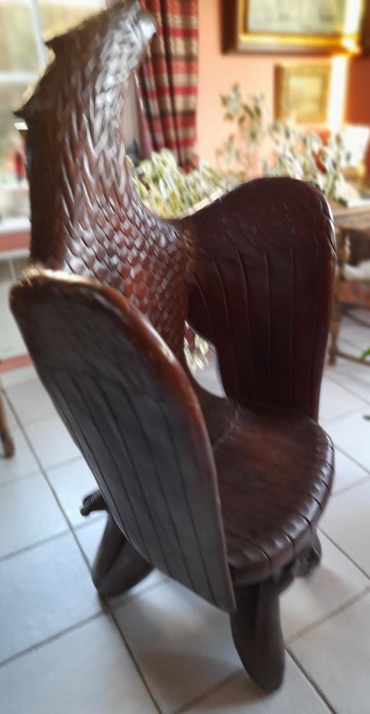 Trône d'aigle avec pièce antique humaine, Enlèvement