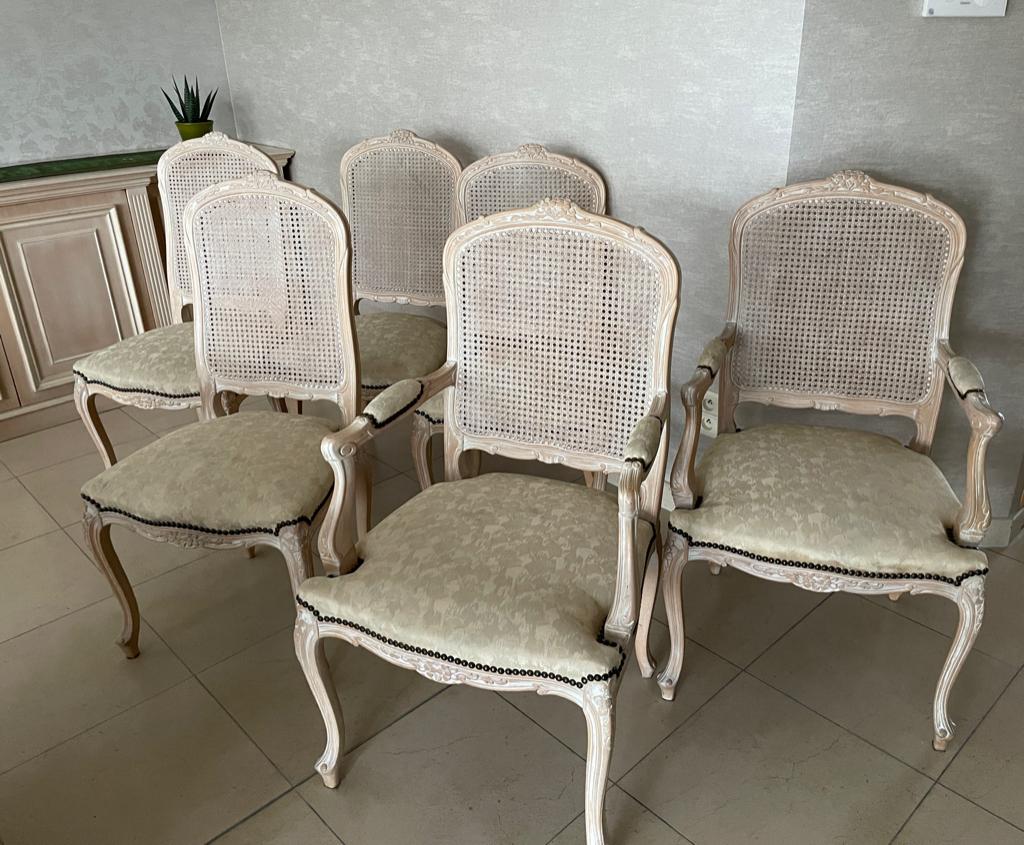 eettafel met zes stoelen en dressoirkast, Ophalen, Gebruikt, Cerusé, 4 tot 6 stoelen