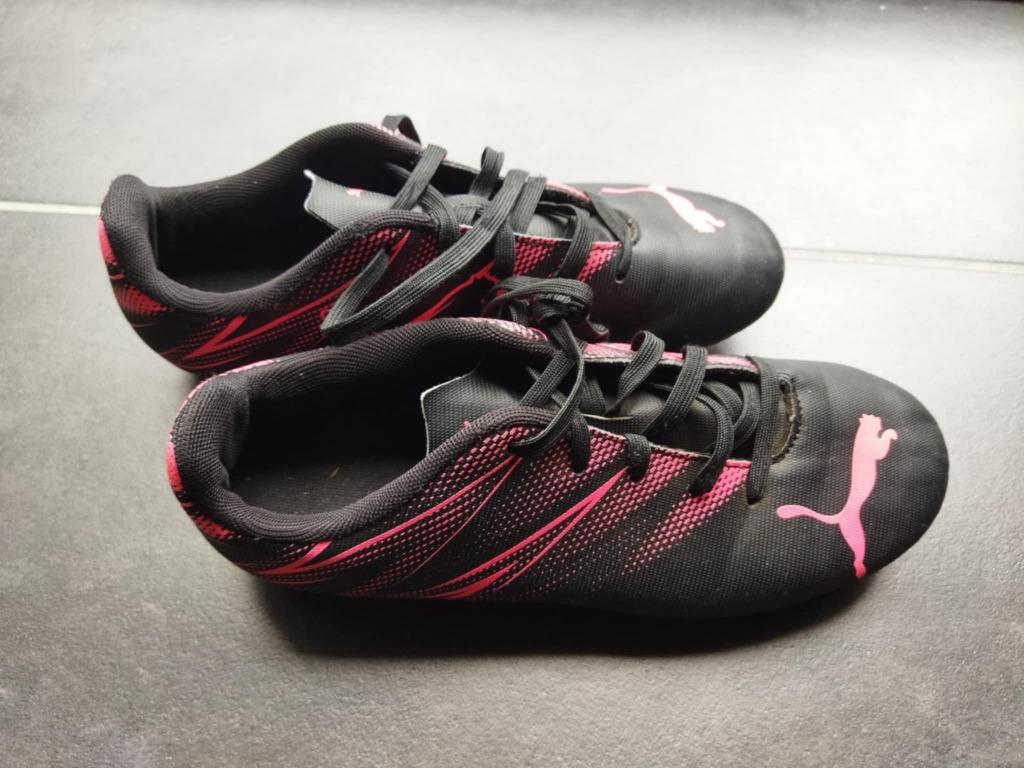 Chaussures de foot Puma Attacanto noires et rose fluo - 36, Enlèvement ou Envoi, Utilisé, Chaussures
