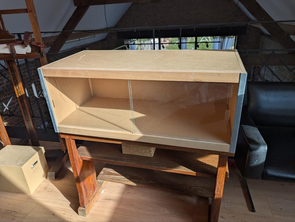 Kewlox kastje met glazen schuifdeurtjes, Ophalen