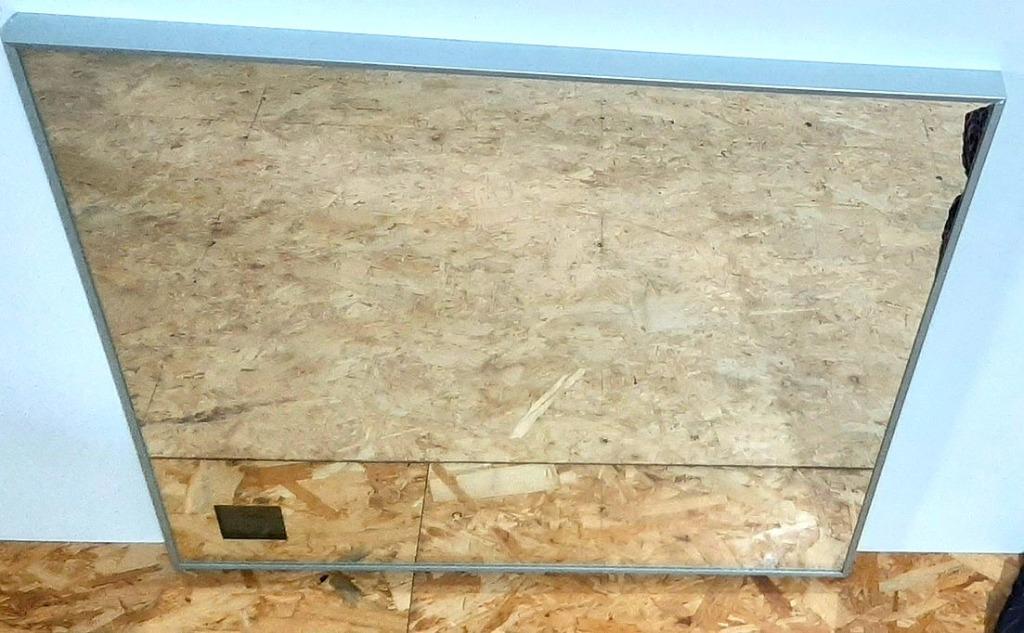 Badkamer spiegel met ingebouwde LED klok 60 x 60 cm, Huis en Inrichting, Badkamer | Badkamermeubels, Ophalen, Overige typen, 50 tot 100 cm