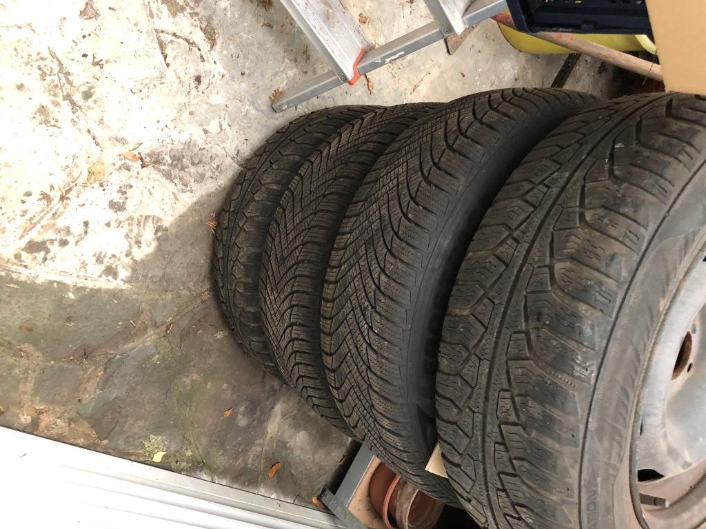 4 pneus neige 195/65 R15 sur jantes, Auto-onderdelen, Banden en Velgen, Ophalen, Winterbanden, Velg(en)