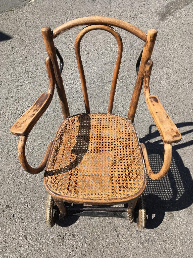 Fauteuil roulant d'hôpital au siècle dernier, Enlèvement