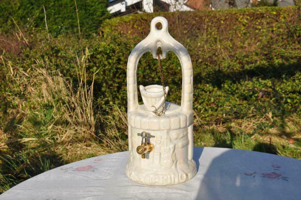 carafe avec robinet forme puit en faience, Antiquités & Art, Enlèvement ou Envoi