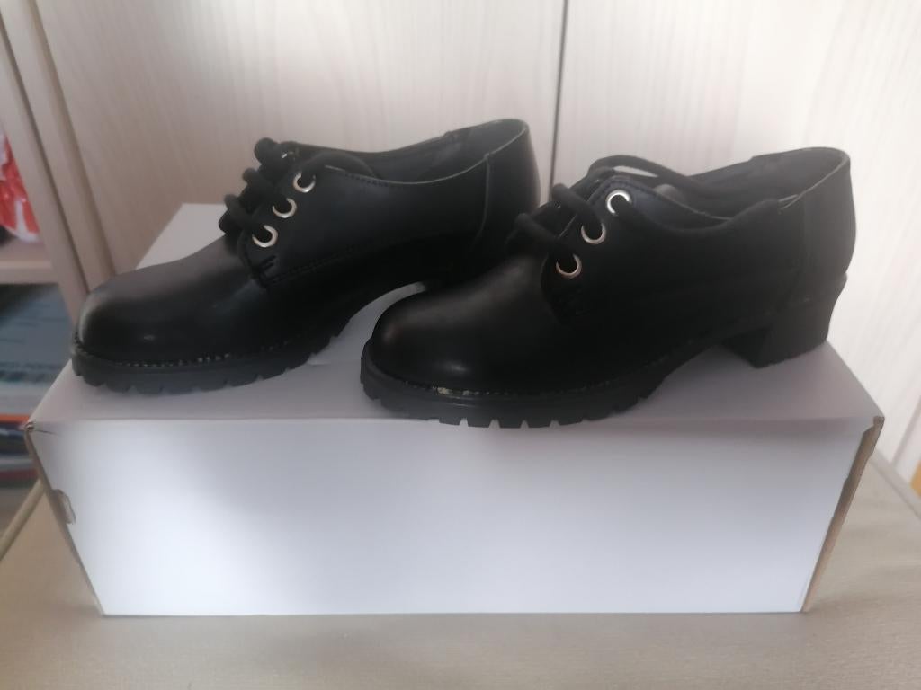 Chaussures neuves pour jeune fille, taille 33., Neuf, Chaussures à haut talons, Enlèvement, Noir