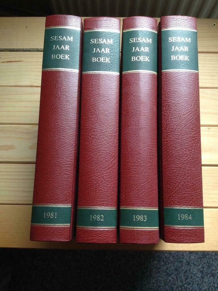 Sesam jaarboeken 1981  + 1982  +  1983  + 1984., Boeken, Encyclopedieën, Complete serie, Ophalen of Verzenden, Zo goed als nieuw