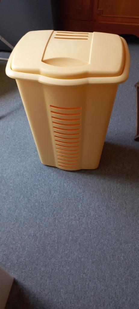 gele wasmand met deksel, Ophalen, Gebruikt, Geel