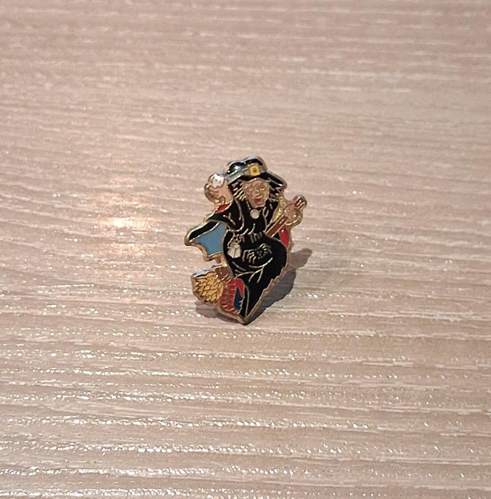 PIN - HEKS - WITCH - SORCIÈRE, Envoi, Utilisé, Figurine, Insigne ou Pin's