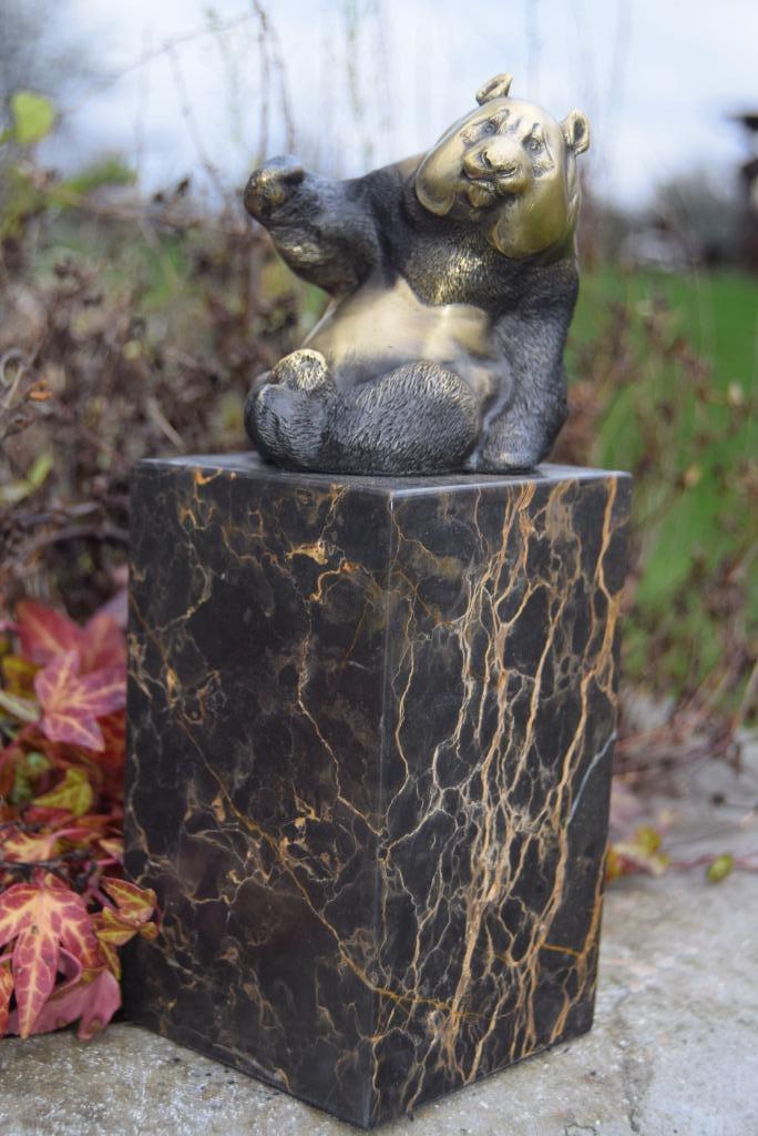 Panda zittend in brons op een marmeren sokkel, Antiek en Kunst, Antiek | Brons en Koper, Ophalen of Verzenden, Brons