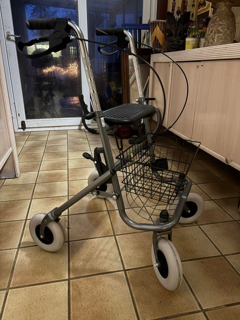 4 wiel Vermeiren rollator met rem en mandje, Ophalen of Verzenden, Zo goed als nieuw