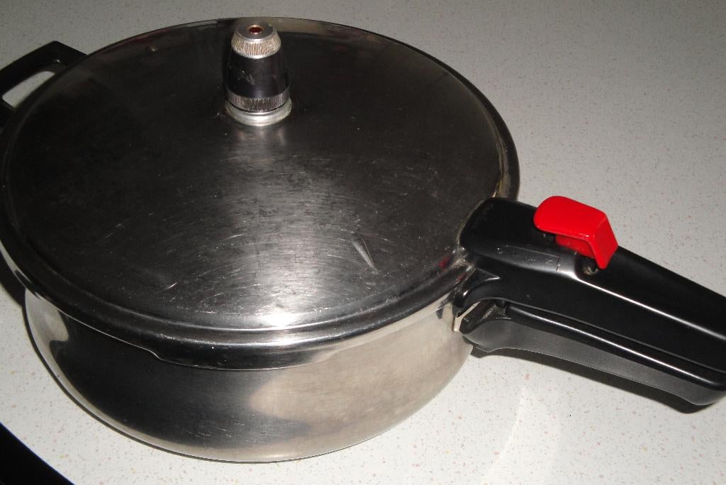 TE KOOP: Demeyere Snelkookpan Silvinox, Huis en Inrichting, Keuken | Potten en Pannen, Inox, Gebruikt, Keramische plaat, Ophalen